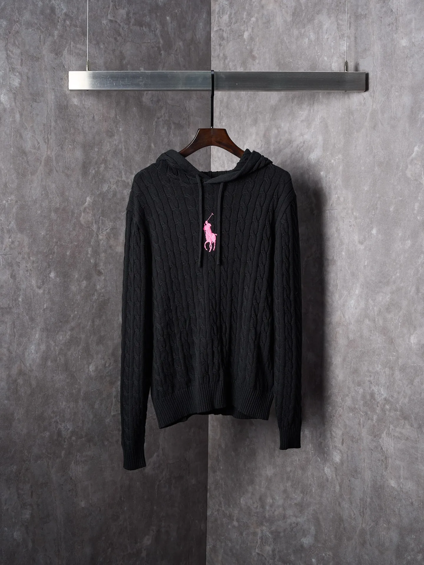 P480 Actual auction] Ralph Lauren/Ralph Lauren pony embroidered hooded cable sweater [Ready stock] S M L The classic cable knitting structure design injects soul into the precise and orderly arrangement. The dance of hoods combines hardness and softness, giving the classic a sense of the future and making retro no longer outdated. Adhere to the eternal elegance and taste. Use imported machine embroidery technology. Use advanced computer control systems and precision mechanical components to realize the iconic pony embroidery operation. High precision. The lines are smooth and delicate. Three-dimensional cable knitting. Through clever shifting and interweaving of coils, adjacent coils are cross-shifted to form a twisting effect of cable knitting. Smooth and regular lines. Time-consuming and labor-intensive garment washing water softening and deodorizing process. Professional washing equipment and specific detergents are used to deeply clean and deodorize the clothes. Improve the feel and appearance of the clothes and fit them well.